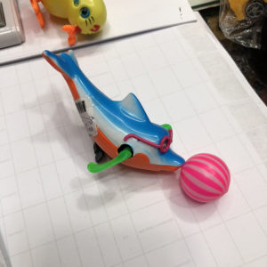 Заводная игрушка «Рыбка с мячом» оптом